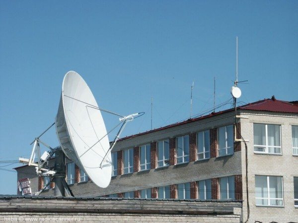 параболическая антенна на крыше дома